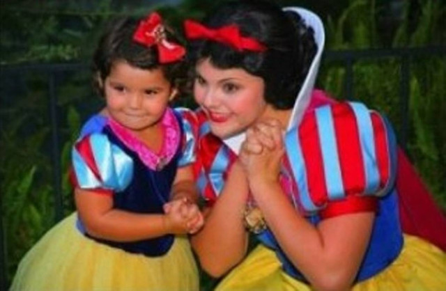 «Πριγκίπισσα» του Disney αποκαλύπτει τις σκληρές συνθήκες εργασίας
