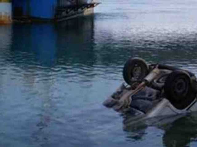 Απίστευτο: Ξέχασε το χειρόφρενο και έπεσε στο λιμάνι