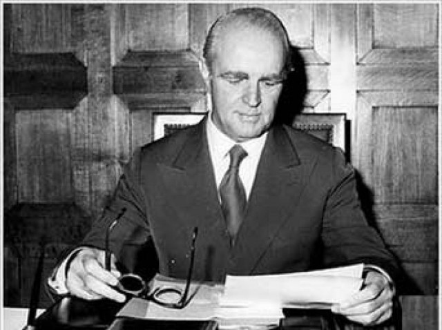 Φακέλωναν τον Καραμανλή σε κάθε του κίνηση