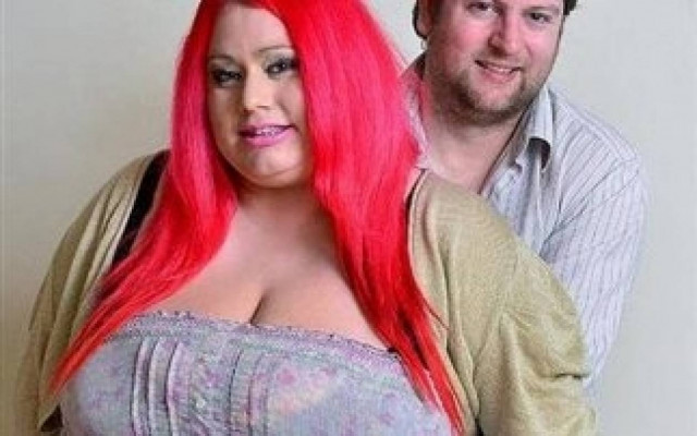 Παραλίγο να πνίξει τον πρώην της με το... στήθος της!