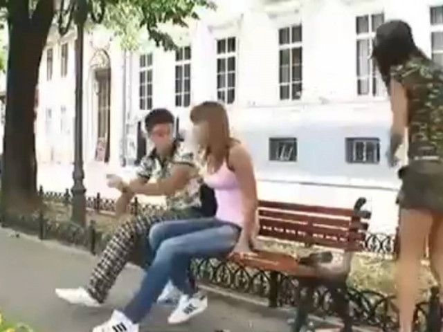 Απίθανη φάρσα: Σκάει η χειροβομβίδα (vid)