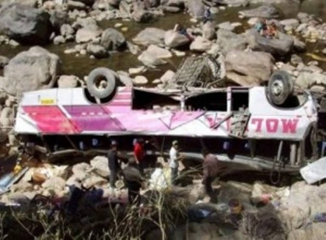 Πτώση λεωφορείου σε χαράδρα-30 νεκροί και 7 τραυματίες