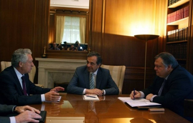 Σε εξέλιξη η σύσκεψη των τριών αρχηγών - Στο επίκεντρο οι απολύσεις