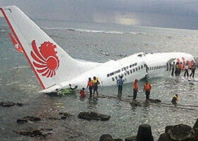 Βίντεο: Κινηματογραφικές σκηνές διάσωσης από το αεροπλάνο που έπεσε