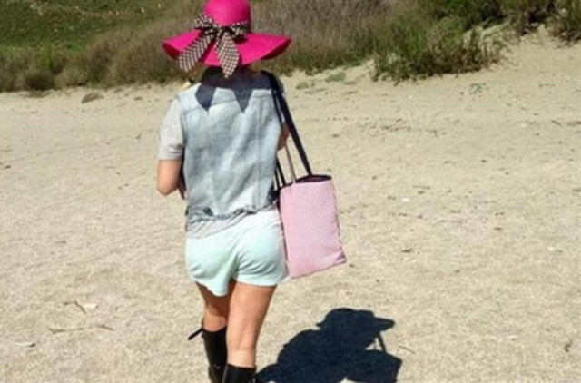 Δείτε: Η Ελένη Μενεγάκη συνεχίζει να ποζάρει στην Άνδρο!