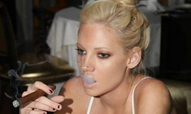 Προκαλεί με νέο ανθελληνικό σχόλιο η Τζούλια: Γλίτωσα από την Ελλάδα!