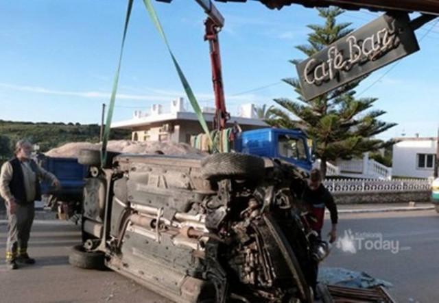 Εισέβαλε με το αυτοκίνητό του σε καφετέρια! (pics)