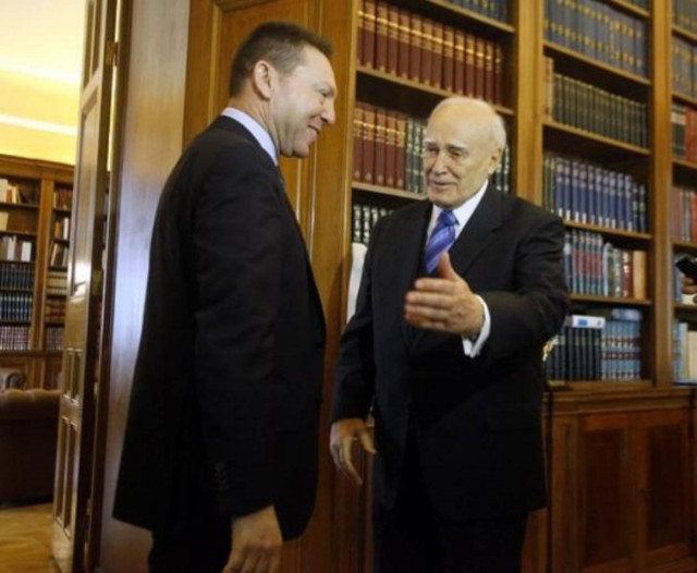 Αναβλήθηκε για την Τρίτη η συνάντηση Παπούλια – Στουρνάρα