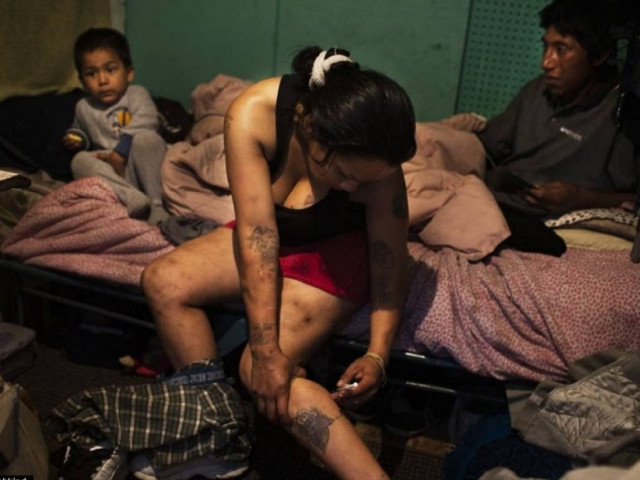 Εικόνα-ΣΟΚ: Κάνει ηρωίνη μπροστά στο μωρό της