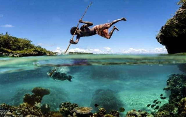 Φωτογραφία–ΣΟΚ: Ταξίδευε δύο μέρες με ένα καμάκι καρφωμένο στο...