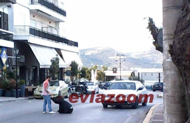 Γυναίκα σε αμόκ ξάπλωσε στο δρόμο για να την πατήσουν (βίντεο)