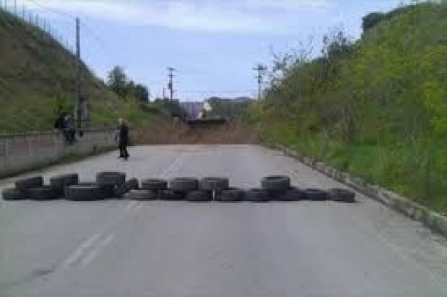 Ιερισσός: Άνοιξαν το ένα ρεύμα κυκλοφορίας οι κάτοικοι