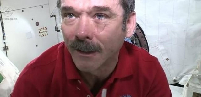 Εντυπωσιακό βίντεο: Δείτε πως γίνονται τα δάκρυα στο διάστημα!