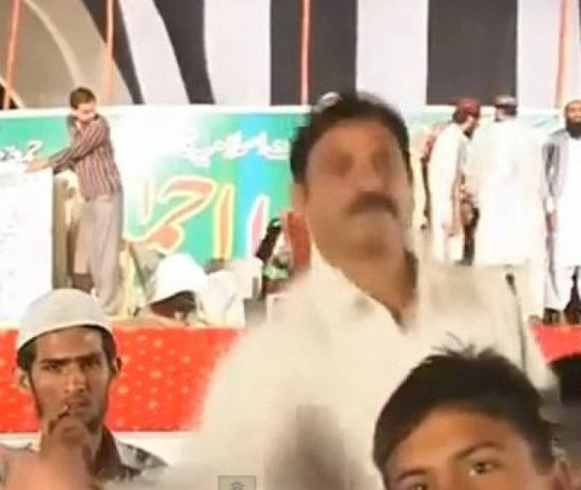 Βίντεο-ΣΟΚ: Ρεπόρτερ χαστουκίζει on air παιδάκι επειδή...