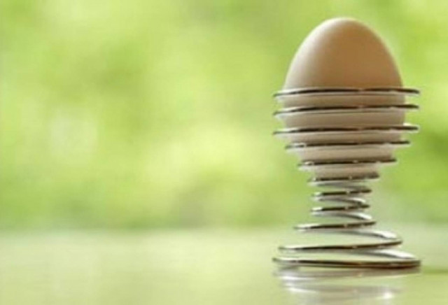 Εντυπωσιακό: Δείτε τι παθαίνει ένα αβγό στο ξίδι