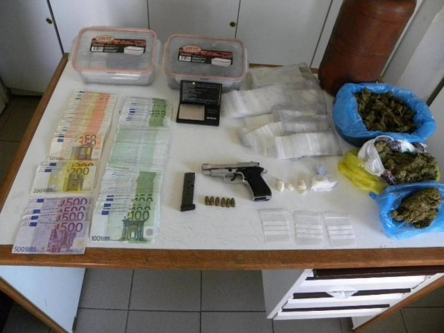 Χειροπέδες σε πατέρα και γιο για διακίνηση ναρκωτικών