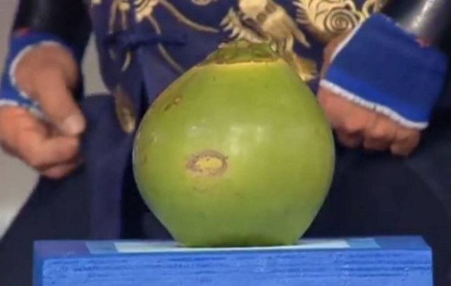 Βίντεο: Σπάει καρύδες με το δάχτυλο