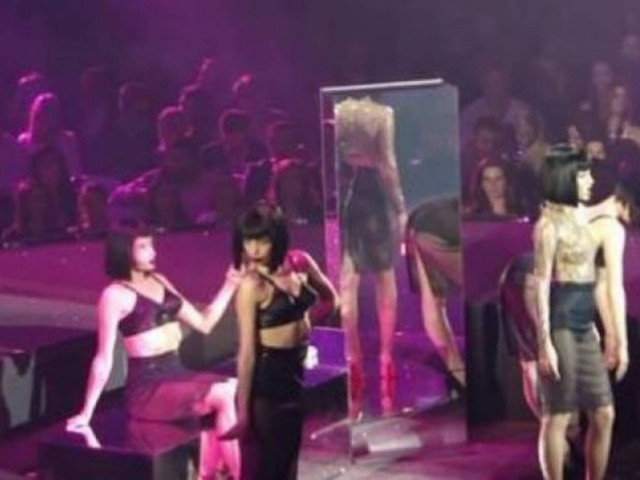 Η super sexy Ελένη Φουρέιρα και οι "φίλες" της στα Madwalk!