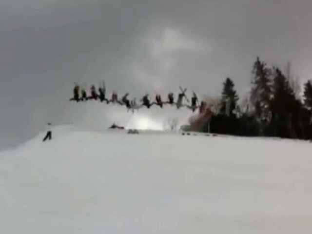 Εκπληκτικό βίντεο: Τριάντα σκιέρ σε ένα μοναδικό άλμα
