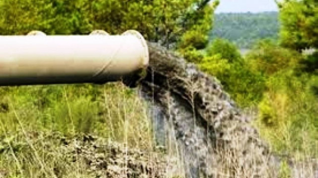 Ρέθυμνο: Έσπασε αγωγός και... «μοσχομύρισε» η παραλία...