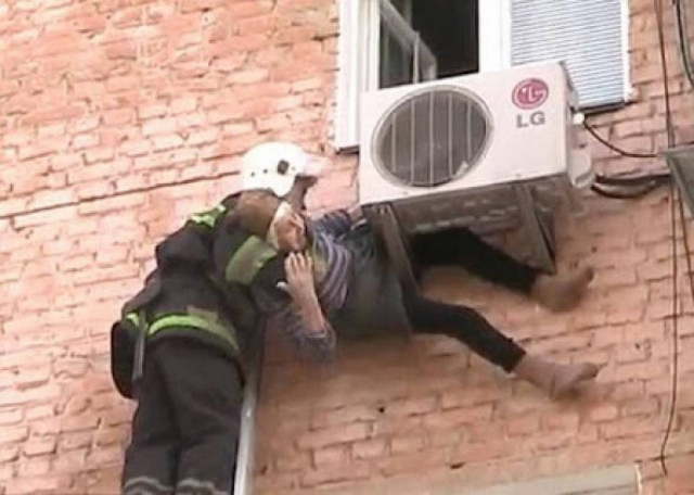 ΣΟΚ: 97χρονη παραλίγο να πέσει στο κενό - Κρεμόταν από το κλιματιστικό