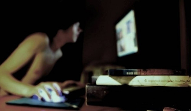 Σε τι ποσοστό οι Έλληνες άνδρες παρακολουθούν ταινίες πορνό;