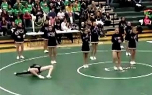 Ξεκαρδιστικό βίντεο: Και οι cheerleades... πέφτουν!