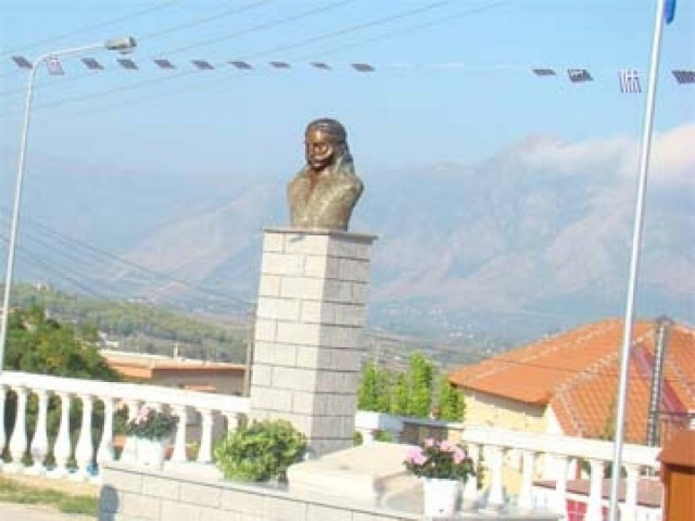 Πρέβεζα: Βανδαλισμός της προτομής του Κυριακούλη Μαυρομιχάλη