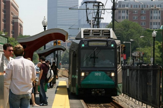 Διακόπτονται τα δρομολόγια λεωφορείων και τρένων για Βοστώνη