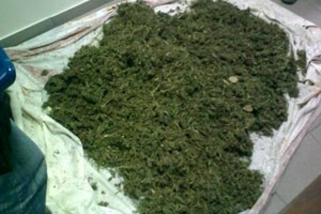 Ταξίδευε με ένα κιλό χασίς στις αποσκευές του!