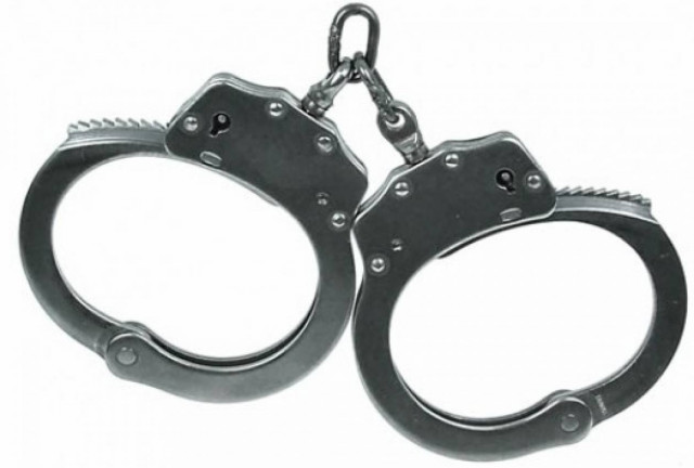 Τον «υποδέχθηκαν» στο λιμάνι του Ηρακλείου με χειροπέδες