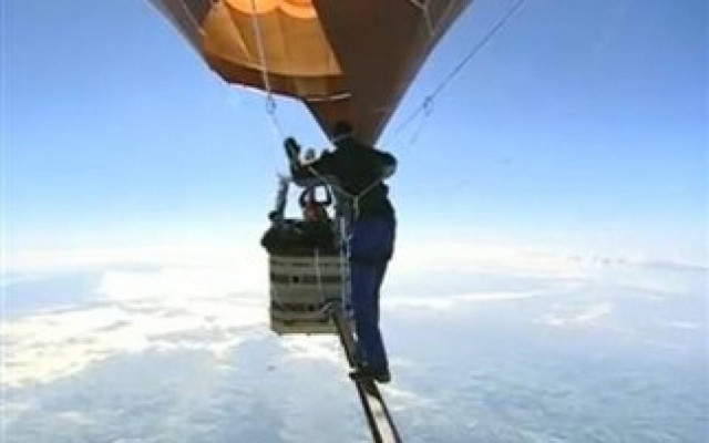 Βίντεο που κόβει την ανάσα: Ισορροπία ανάμεσα σε δύο αερόστατα