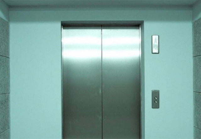 Απίστευτο: Πέρασε 4 ημέρες μέσα σε ένα ασανσέρ