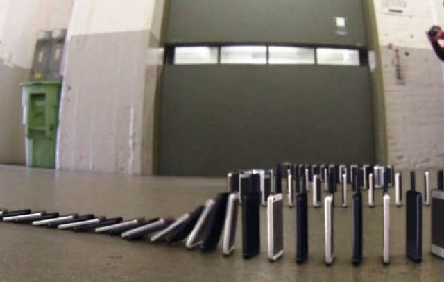 Βίντεο: Το ντόμινο των 10.000 iPhone 5