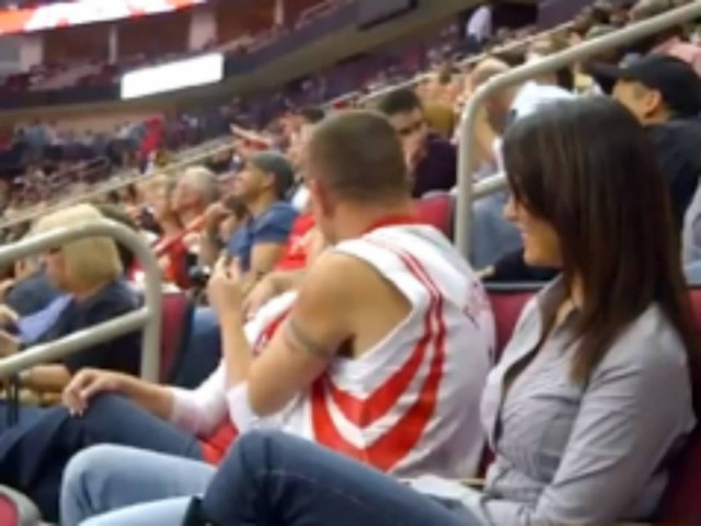 Βίντεο: Την φίλησε στο γήπεδο και δείτε τι έγινε!