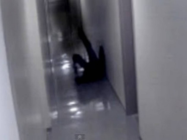 Απίστευτο βίντεο: Επίθεση από «σκιά» πιάστηκε σε βίντεο ασφαλείας