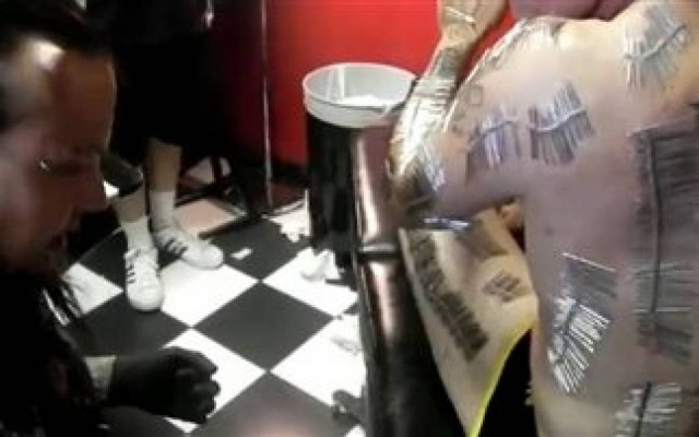 Βίντεο: Τον τρύπησαν 3.900 φορές!