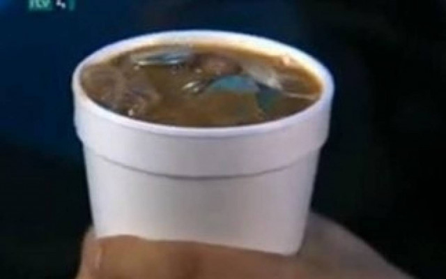 Βίντεο: Δείτε πώς γίνεται το κόλπο με τα κέρματα στο ποτήρι