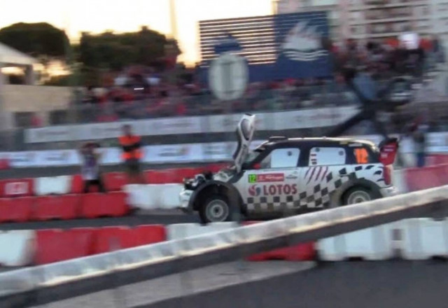 Βίντεο: Οδηγεί χωρίς να βλέπει... Πού είναι το πρόβλημα;