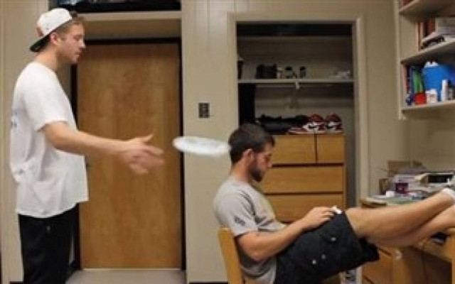 Ξεκαρδιστικό βίντεο: Τεστ υπομονής στο συγκάτοικο!