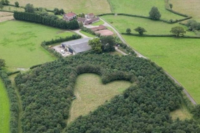 Βοιωτία: Η ερωμένη έτρεχε στα χωράφια με τα εσώρουχα