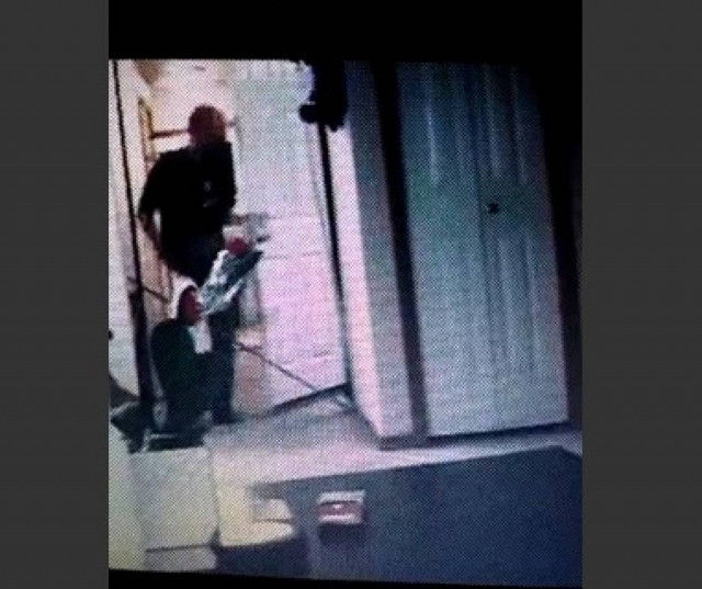 Βίντεο: Ο ιδιοκτήτης επιφύλαξε... θερμή υποδοχή στον διαρρήκτη