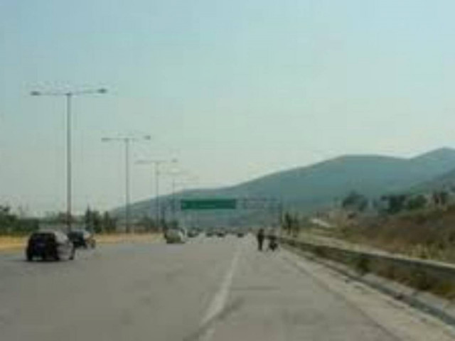 Ανατροπή νταλίκας στην Αθηνών-Κορίνθου