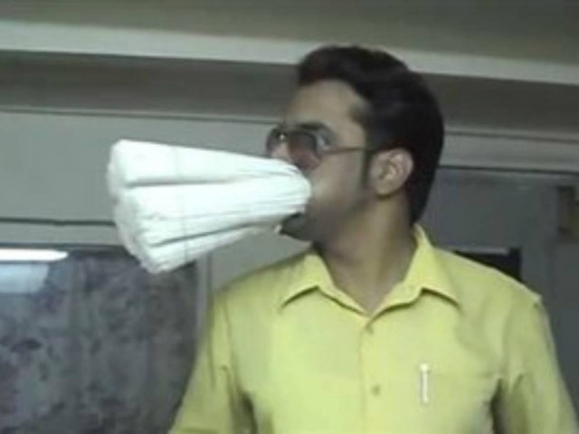 Βίντεο: Έβαλε στο στόμα του 600 καλαμάκια!