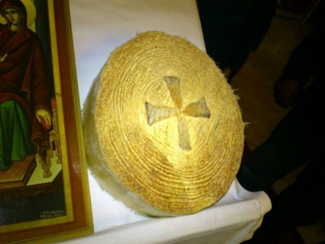 Kόψανε δέντρο και βρήκανε μέσα σχηματισμένο σταυρό!