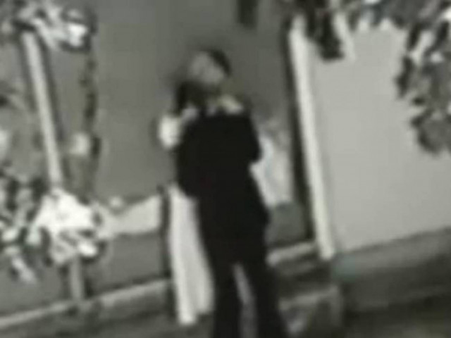 Βίντεο-ΣΚΑΝΔΑΛΟ: Η νύφη απατά τον γαμπρό με τον κουμπάρο στο γάμο!