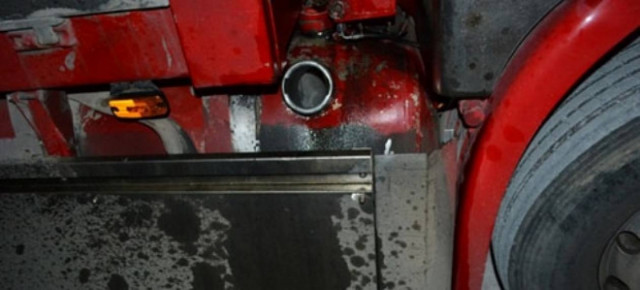 Ώρες αγωνίας για τον οδηγό που τυλίχθηκε στις φλόγες