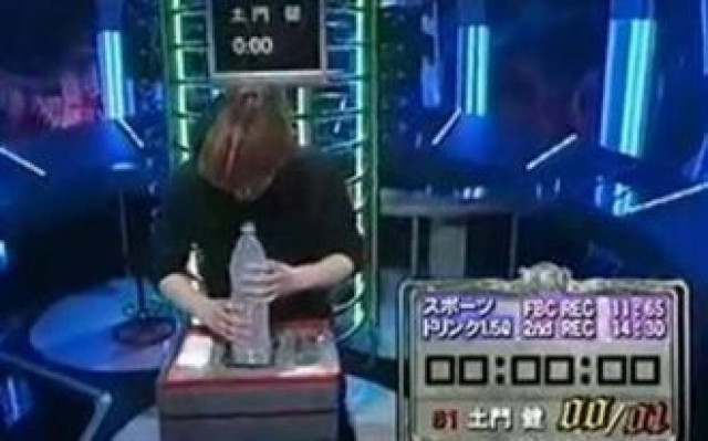 Μπορείς να πιεις ένα μπουκάλι νερό σε 5 δευτερόλεπτα; Αυτός μπορεί!