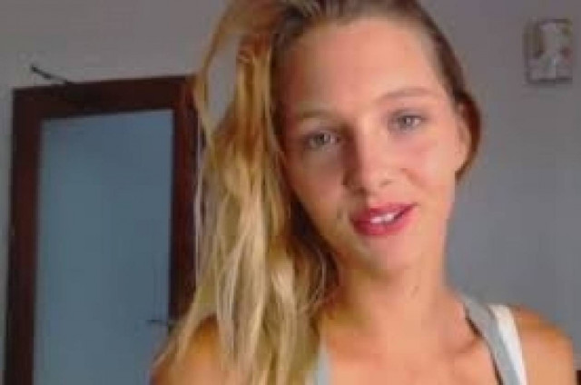 Έγινε διάσημη παγκοσμίως γράφοντας μηνύματα στο... στήθος της!