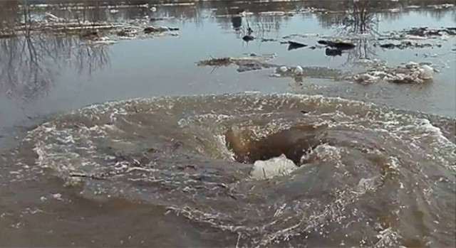 Βίντεο: Μυστηριώδης ρουφήχτρα «καταπίνει» κυριολεκτικά τα πάντα